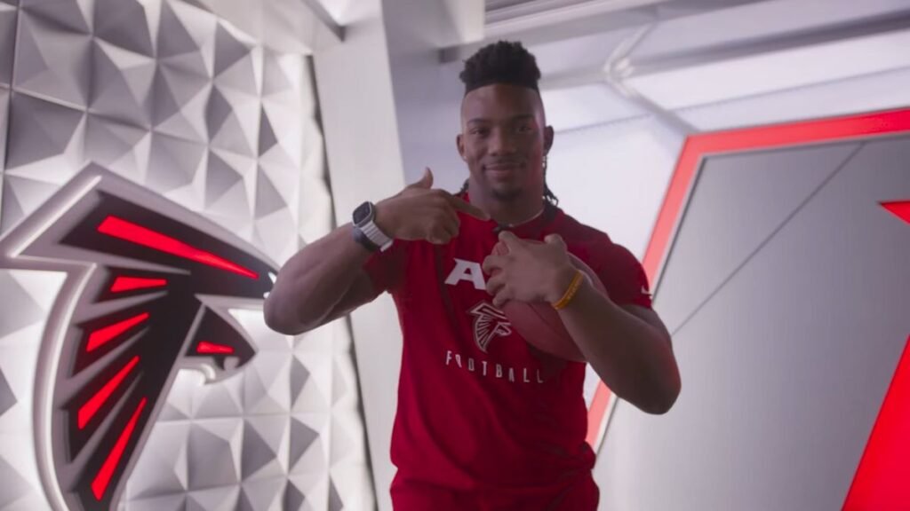 Bijan Robinson playing football
