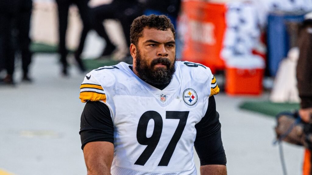 Cameron Heyward playing football