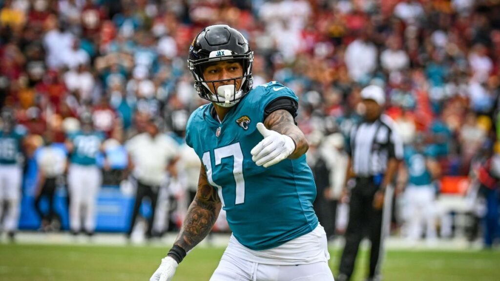 Evan Engram playing football