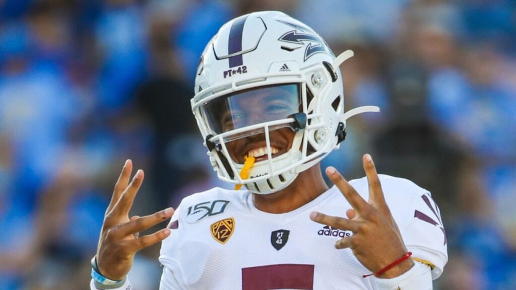 Jayden Daniels playing football