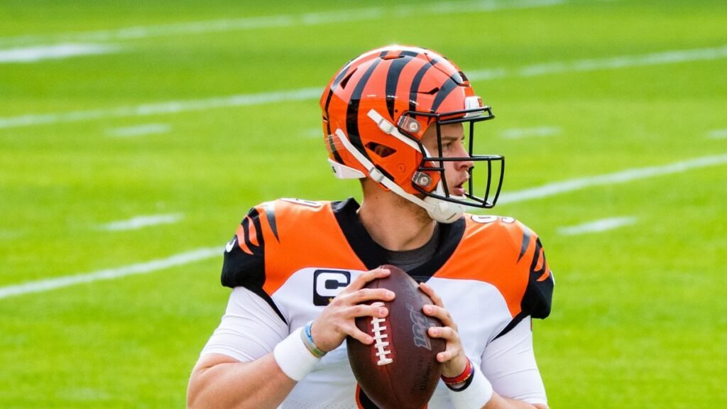Joe Burrow playing football
