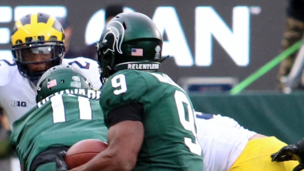 Kenneth Walker playing football