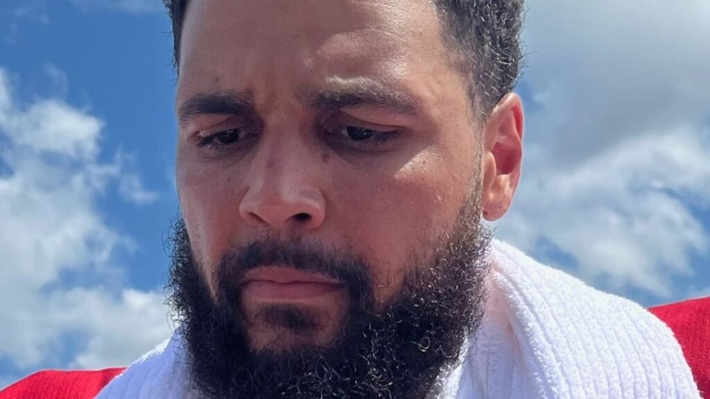 Mike Evans playing football