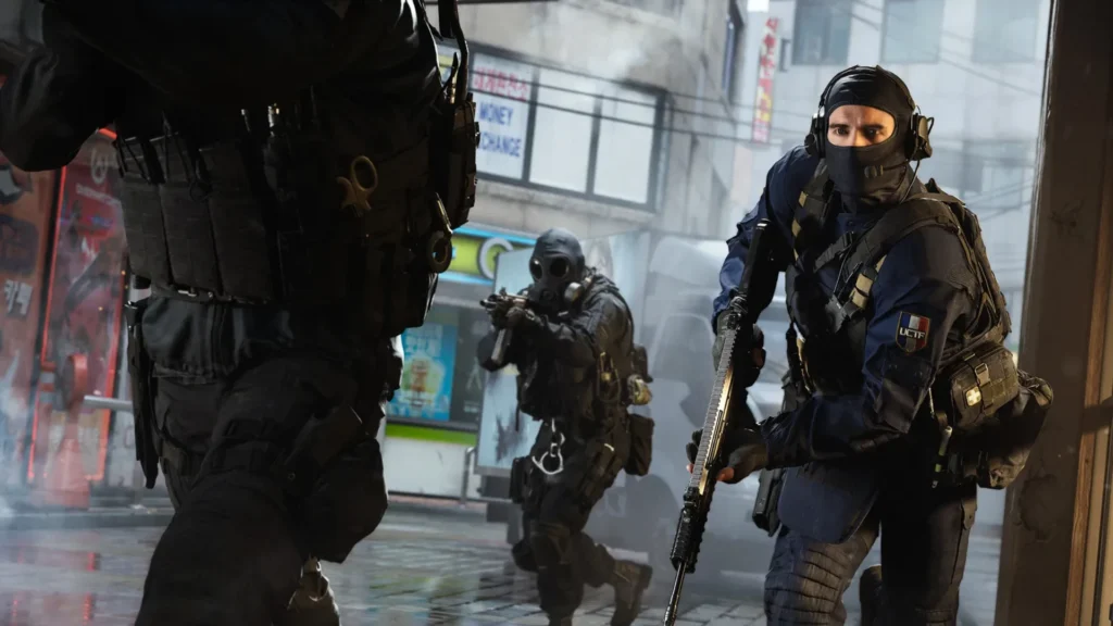 Image of Modern Warfare 4 players running through streets carrying weapons